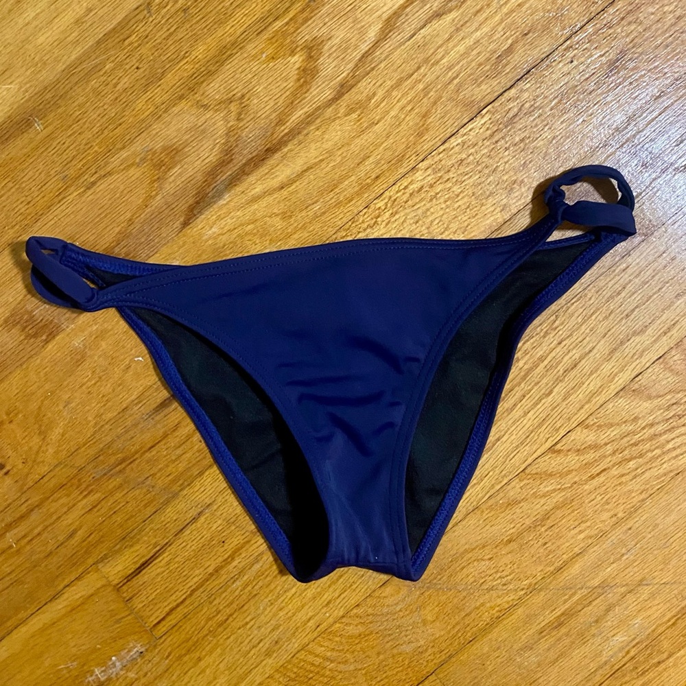 Reef Women’s Size Small Navy Blue Ruffle Laser Cut Bikini Top & Matching Bottom - Picture 4 of 7